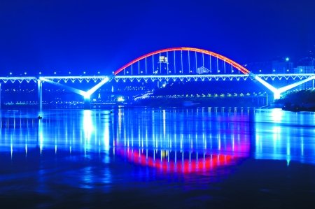 10座跨江大桥点亮重庆夜景 一桥一景美如画