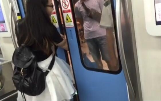 惊险!重庆一年轻女子手臂被轻轨三号线车门夹