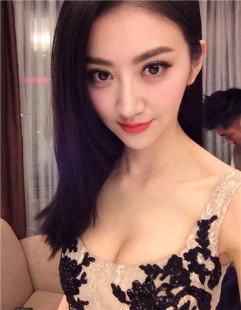 景甜晒性感自拍照露<em>乳沟</em>