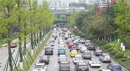 主城部分路段交通压力大 建议错峰出行
