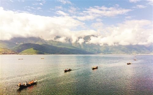 重庆长假旅游热线图:泛舟泸沽湖与金色胡杨林