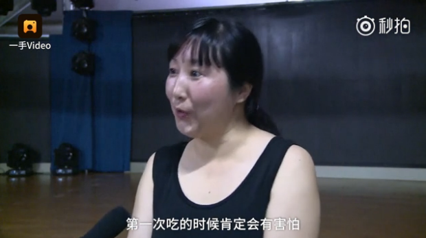 重口味！重庆女子继表演生吃蛇后又活吞鸽子咬断头