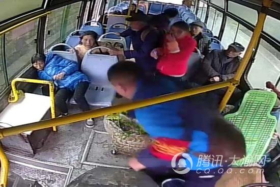 中年妇女公交车上晕倒 司机乘客合力救助