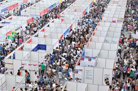 高招咨询会 顶尖名校门前冷落 本地大学受热捧