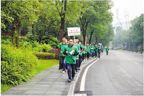 12月1日,璧山区,志愿者们在参加"绿动青春,健康公益跑".通讯员 曾青龙