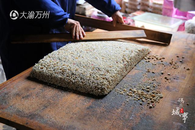 男子卖米花糖日入过万 一天要用50锅白糖