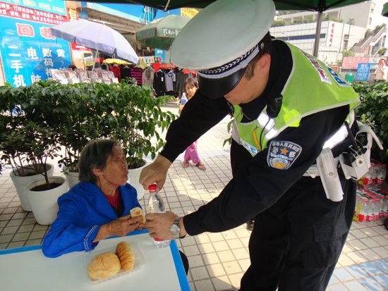 老人走失一天没吃东西 交巡警帮忙送回家中
