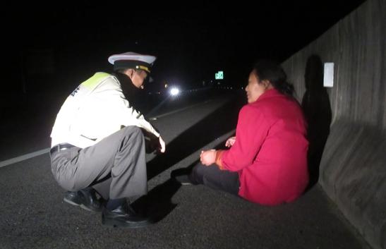 高速路 应急车道女子 倒地 执法队员扶她回家_大