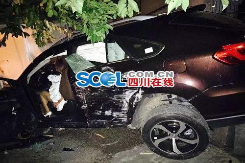 女司机穿高跟鞋开车 撞上变电箱被困