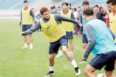 亚冠冠军恒大驾临重庆 今天你为谁喝彩?