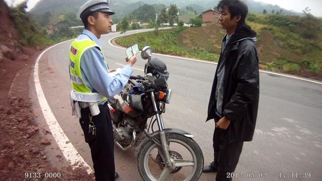 假证、假牌、不戴头盔 摩的假货男被罚万元