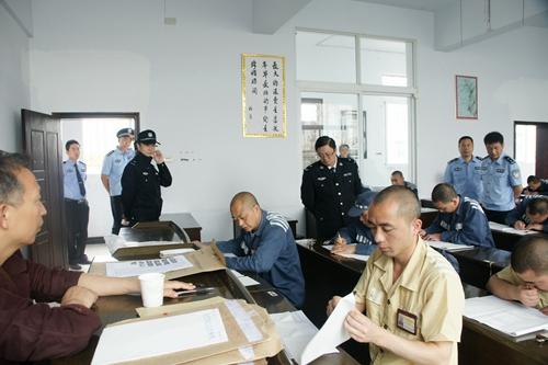 垫江监狱110余名服刑人员参加专科段自考(图)