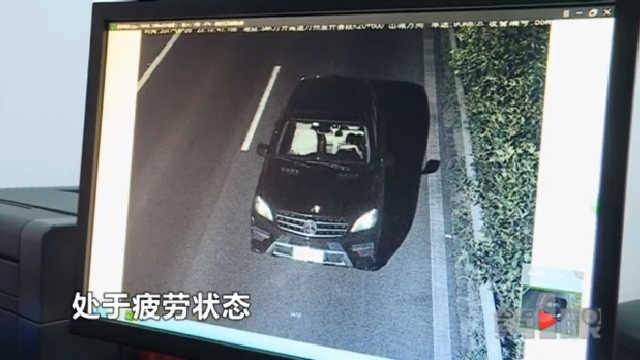 重庆高速路的“奇葩”驾车姿态 有人口开车秀恩爱