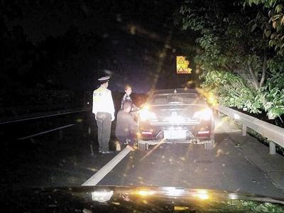 老婆高速路上发飙 老公跪地道歉忏悔