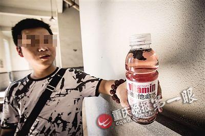 男子买农夫山泉瓶装水 里面长出黑坨坨