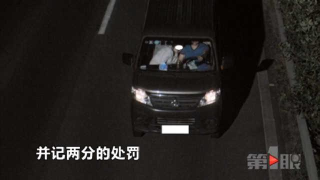 重庆高速路的“奇葩”驾车姿态 有人口开车秀恩爱