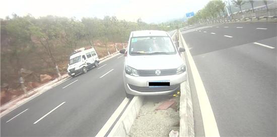 女司机低头捡东西 小轿车撞上隔离带（图）
