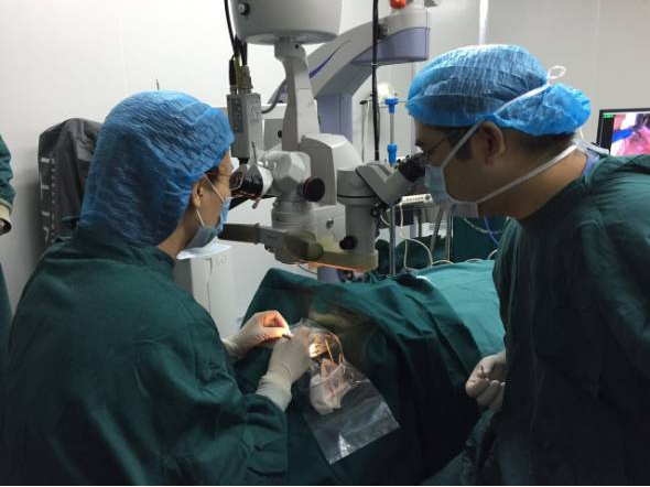 西南地区首例快速角膜胶原交联手术在重庆开展