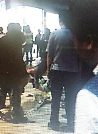 两医生跪地抢救20余分钟 从死神手里夺回女子生命