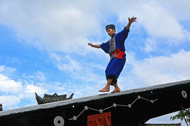 18米大刀亮相天坑寨子 刀锋舞者大刀上秀绝技