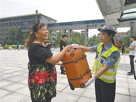 民警进工地指导流动人口登记_杭州流动人口居住登记(3)