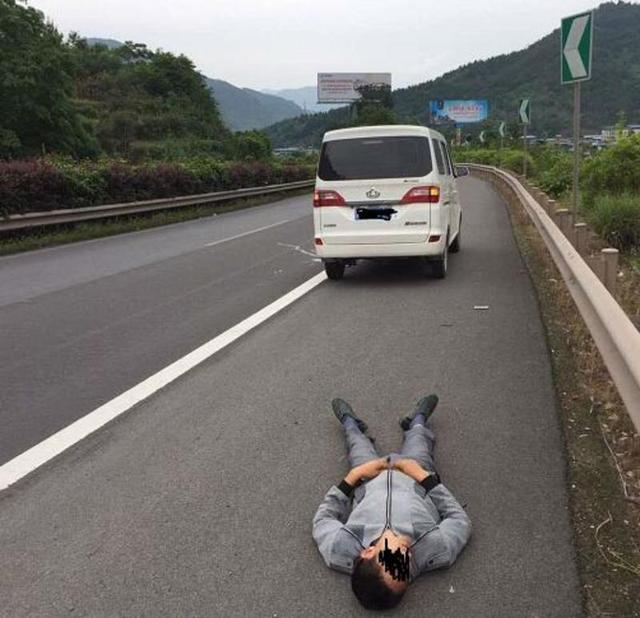司机在高速路喝农药欲轻生 被救后怪执法者来太快