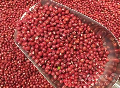 红豆自古便是养生圣品，不但可以排水肿，还可以补血行气