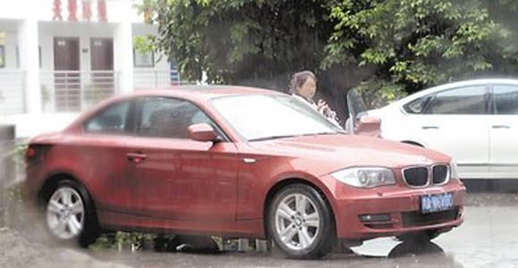 女子开宝马应聘清洁工称学习经验 一查竟是在逃嫌犯