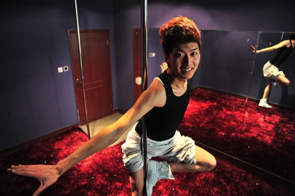 图片故事:痴迷钢管舞的男舞者