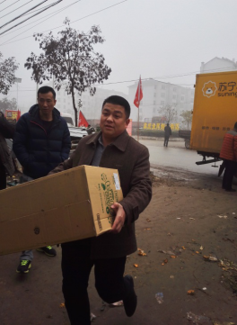 苏宁红孩子送上爱心物资 承包徐州四胞胎奶粉