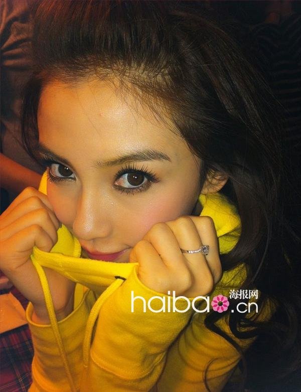 AngelaBaby示范各色美瞳搭妆容