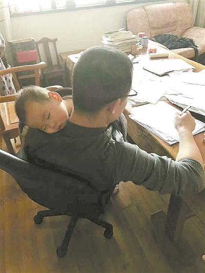 教师“奶爸”抱娃阅卷：让同为老师的妻子补个觉