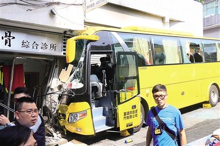 一深圳入境澳门旅游团遇车祸 车上有重庆游客