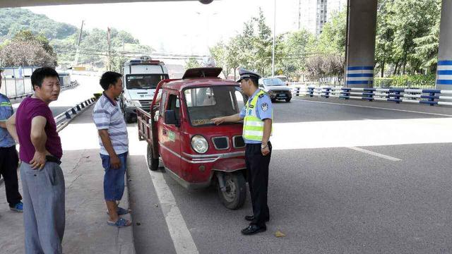 大爷轻信路边修车铺 三轮车3年没年检被注销