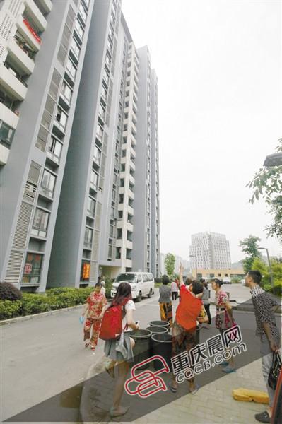 5岁男童16楼翻栏杆坠楼 外婆伸手想抓却没抓住