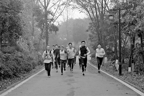每日千人齐跑步 重庆有个渝跑团