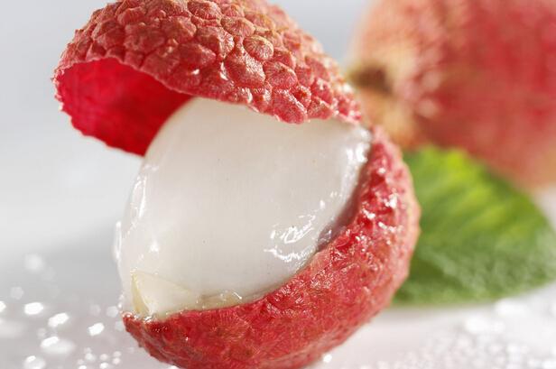 舌头发黑、尿液粉红?食物带来的吓人反应