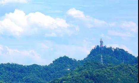 南山大金鹰修建于1997年,由原四川美术学院院长雕塑家叶毓山设计