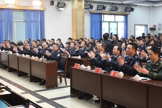 垫江县公安局开展职业素质讲座活动
