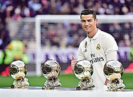 力帆球员西班牙见证C罗与4座金球奖奖杯合影