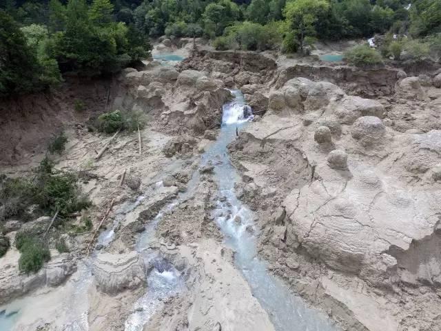 震后九寨沟仍保持高颜值_航拍震后九寨沟