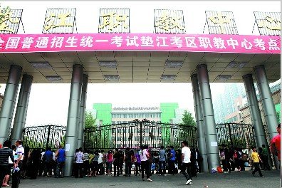 男孩复读一年再战高考 全家齐上阵