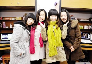 4个大二<em>女生</em>因会讲<em>冷笑话</em>会摆POSE应聘成功