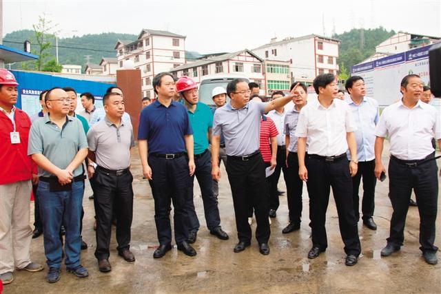 黔江区委书记余长明调研重点项目建设