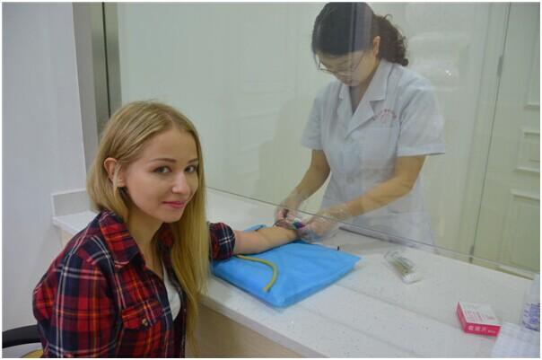 俄罗斯美女艺人打造真人芭比挑战柳岩 天妃隆