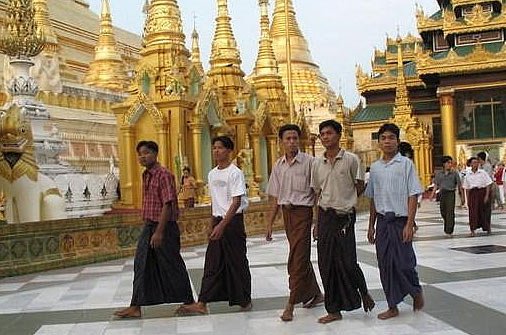 缅甸<em>男人</em>上街不<em>穿</em>裤子 美女时装秀别有风情_腾
