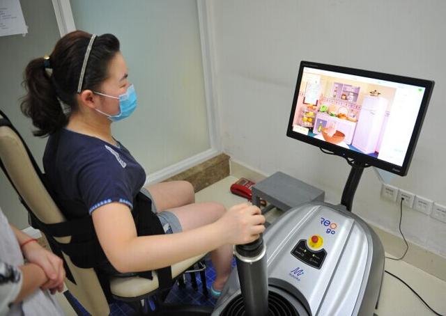 重庆引进机器人 让卒中患者在游戏中锻炼手臂
