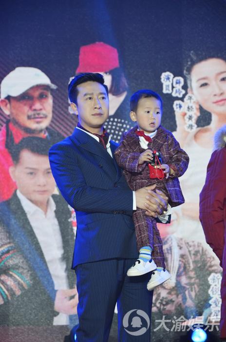 众星来渝助阵首映礼 本土电影《六郎》献礼母