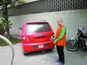 重庆一团伙深夜盗窃三轮车 监控录下逃跑路线