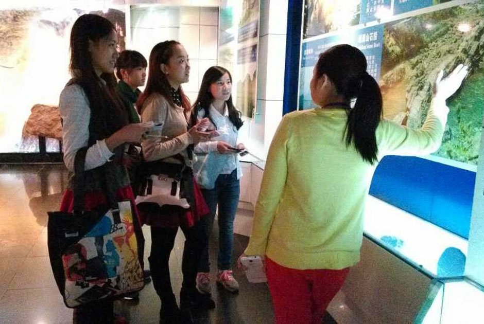 重庆高校美女挑战峨眉山讲解员直播